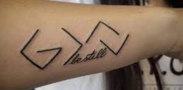 What are the risks and side effects of getting a&nbsp;tattoo?